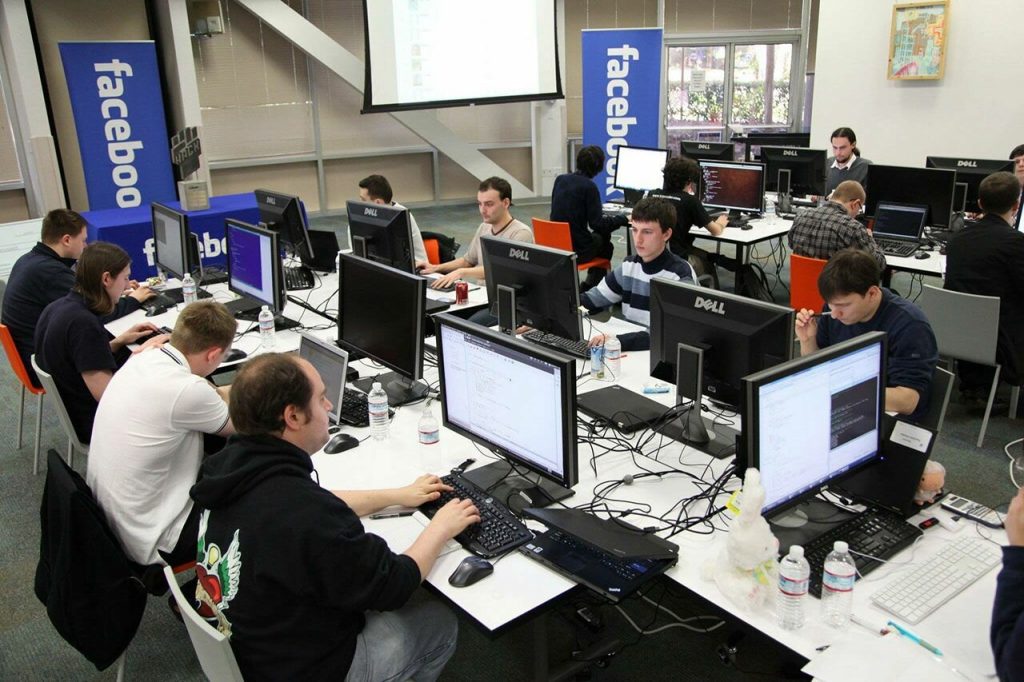Стало известно о массовых жалобах сотрудников Facebook на компанию
