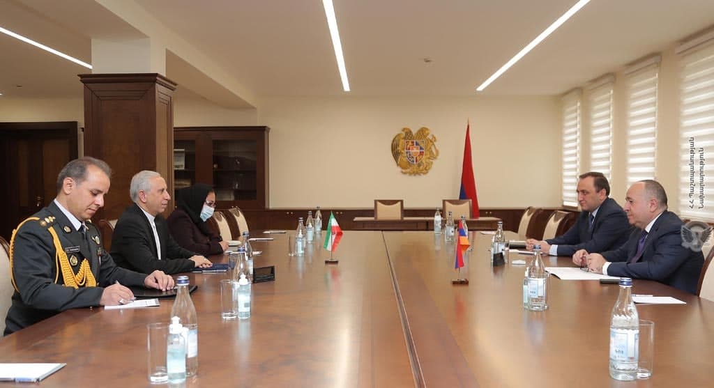 Посол Ирана встретился с министром обороны Армении