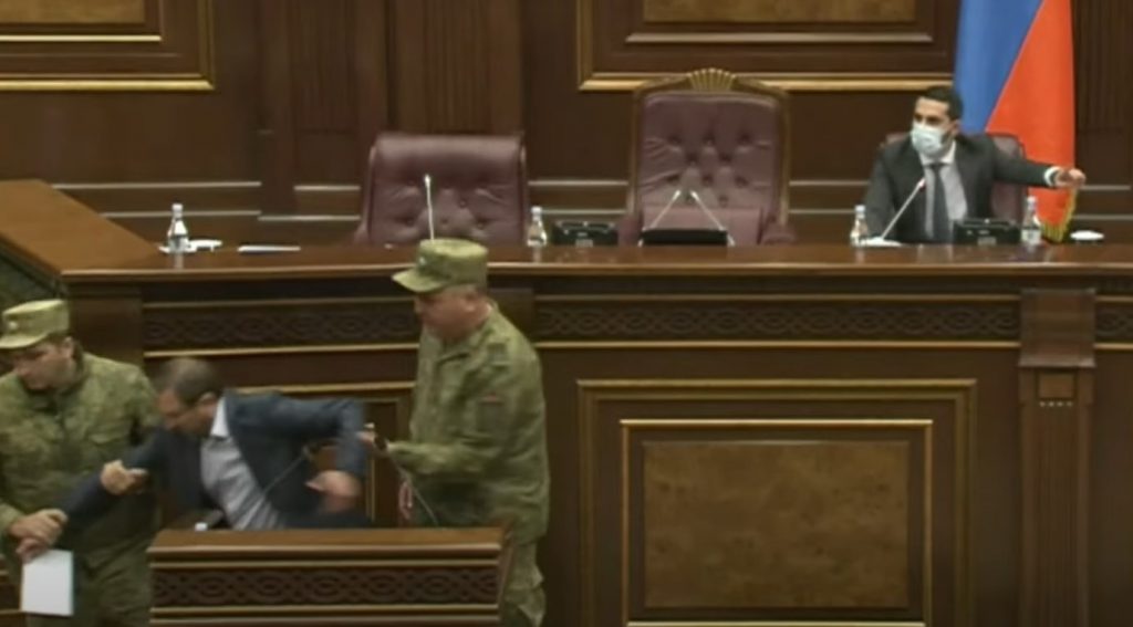 В парламенте Армении оппозиционного депутата спустили с трибуны после инцидента с вице-спикером
