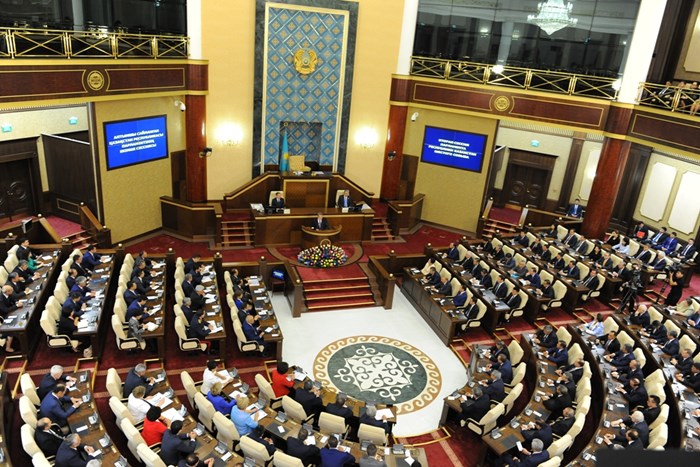 В парламенте Казахстана предложили минимизировать русский язык в рекламе