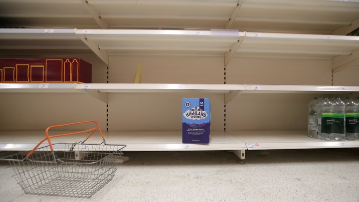 Жители Великобритании в панике скупают товары и бронируют доставку продуктов к рождеству