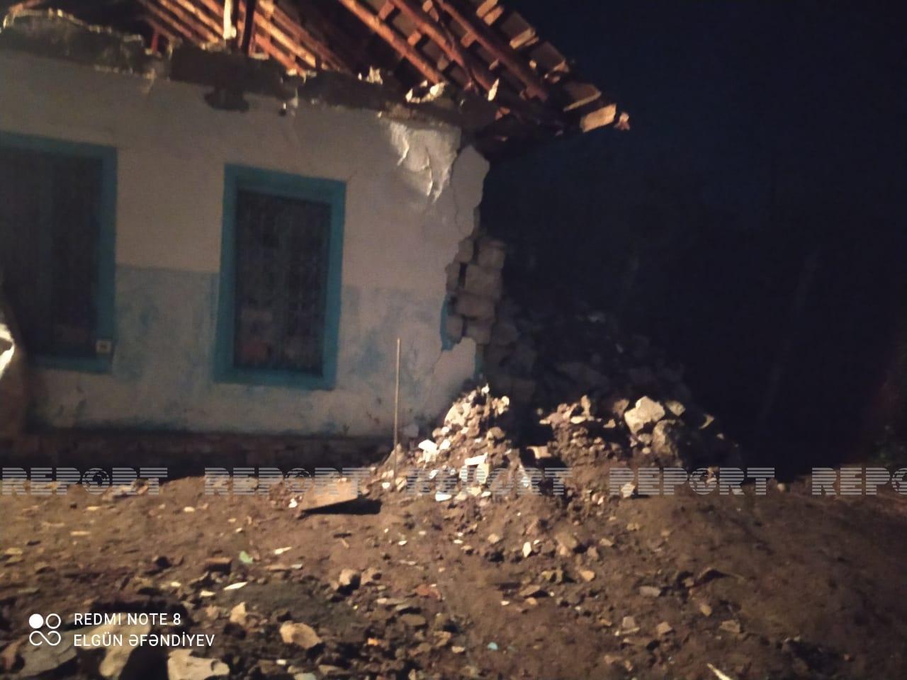 В Агсу в результате землетрясения обрушился жилой дом