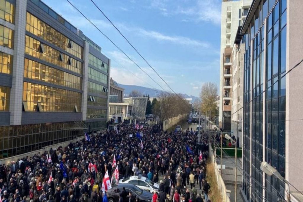 Полиция применила слезоточивый газ у суда в Тбилиси, где начался процесс над Саакашвили