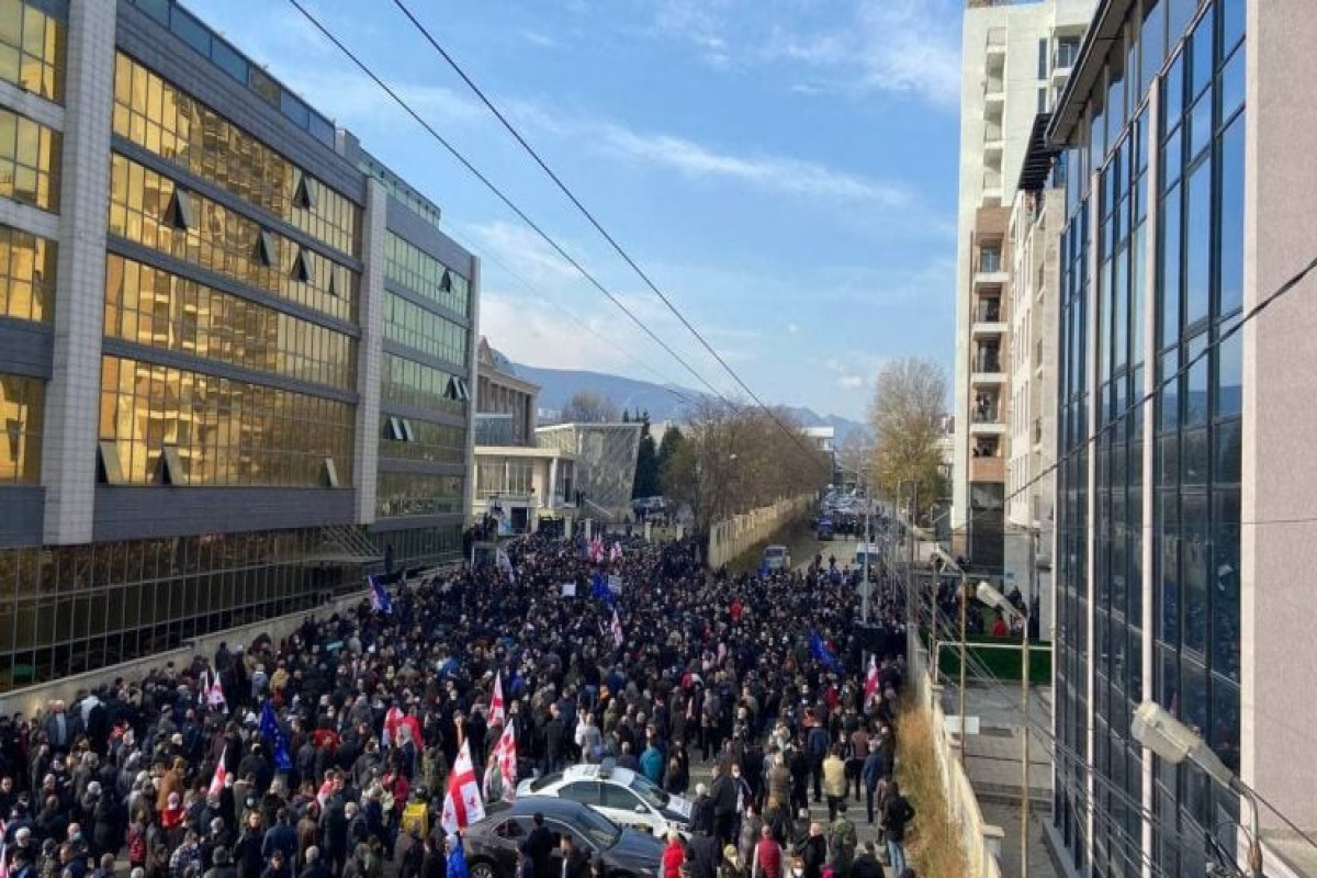 Полиция применила слезоточивый газ у суда в Тбилиси, где начался процесс над Саакашвили