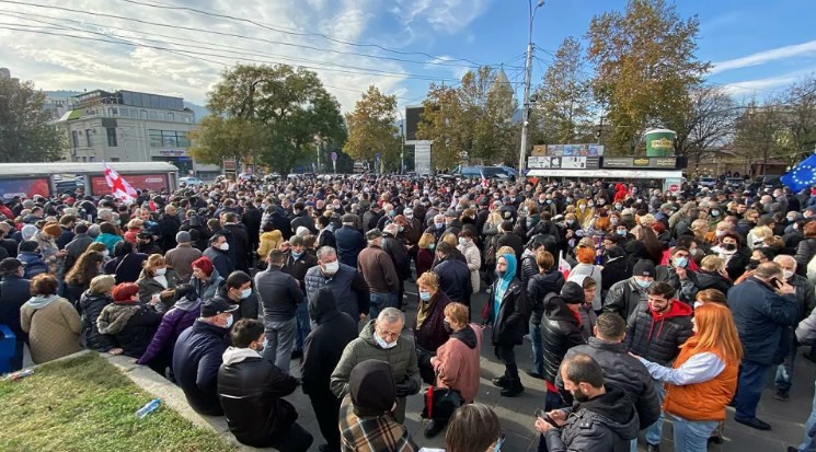 Сторонники Саакашвили перекрыли одну из центральных улиц Тбилиси