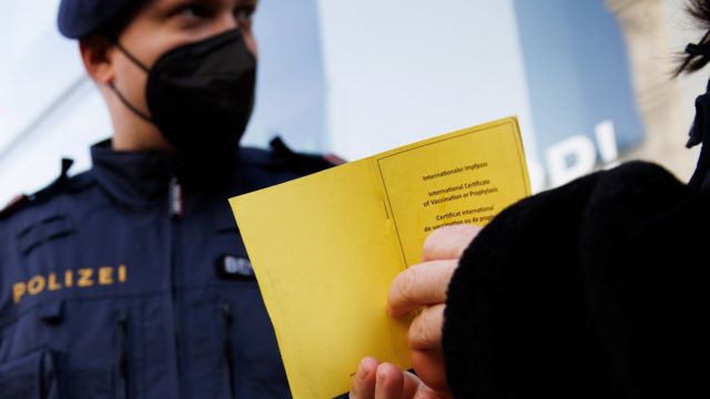 Президента и канцлера Австрии обвинили в нарушении антикоронавирусных ограничений