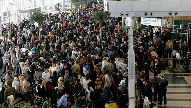 Иностранные туристы наводнили аэропорты ЮАР, пытаясь экстренно выехать из страны