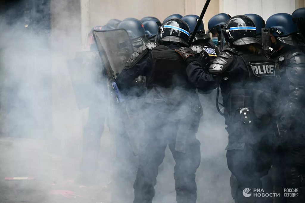 Французская полиция применила слезоточивый газ и водомет для разгона демонстрантов