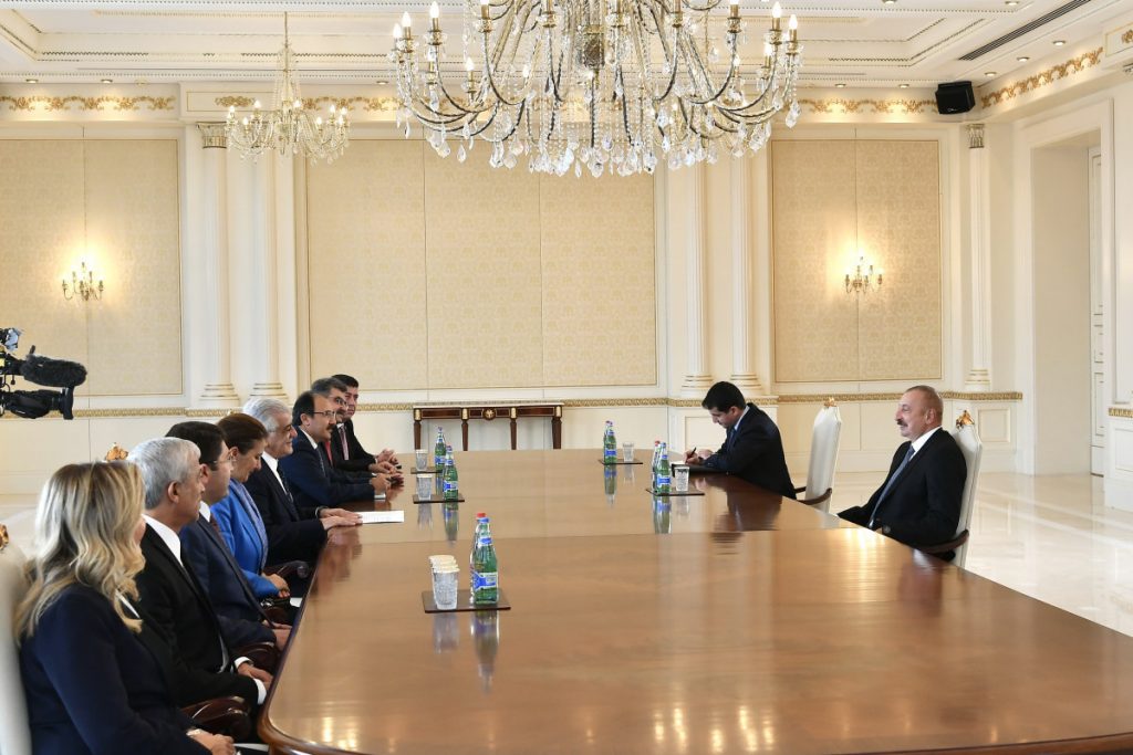Алиев принял делегацию турецко-азербайджанской межпарламентской группы дружбы