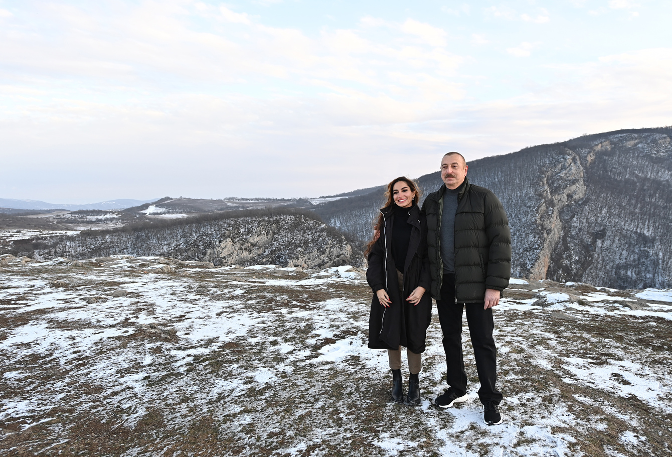 Алиевы посетили Шушу