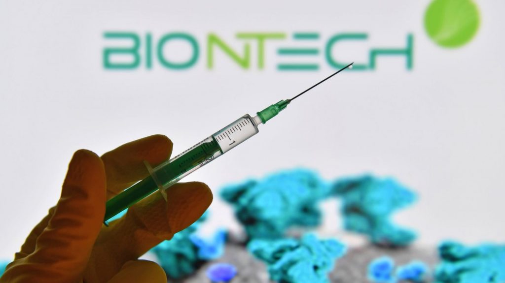 BioNTech обещает адаптировать свой препарат к омикрон-штамму коронавируса