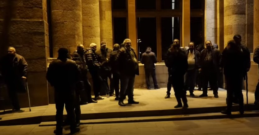 Близкие пленных армянских диверсантов протестуют перед зданием правительства страны