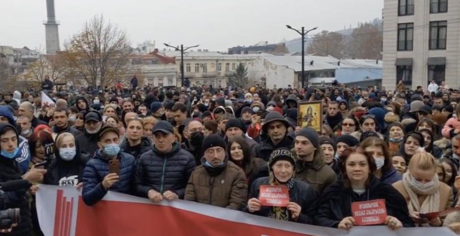 Антиваксеры проводят в Тбилиси протесты под лозунгом «Нет ковид-фашизму»