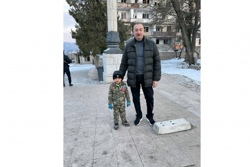 Мехрибан Алиева поделилась видео в Instagram: Ильхам Алиев общается с маленьким Асифом в Шуше