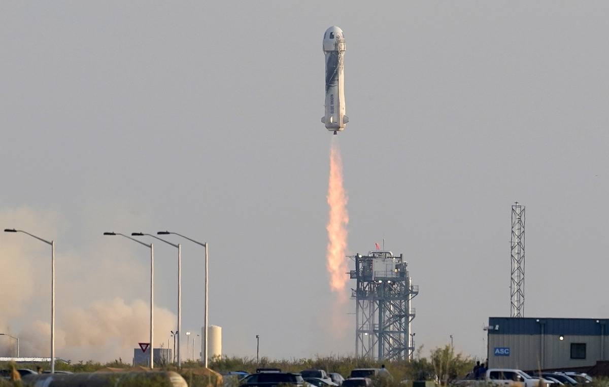 Корабль New Shepard выполнил успешный полет с космическими туристами