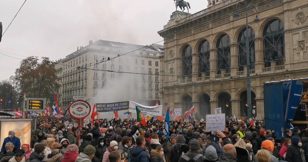 Около 44 тыс. человек протестуют в Вене против обязательной вакцинации от ковида