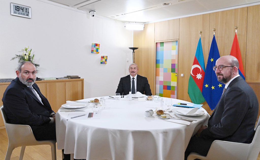 СМИ: Пашинян рассказал депутатам "Гражданского договора" подробности разговора с Алиевым