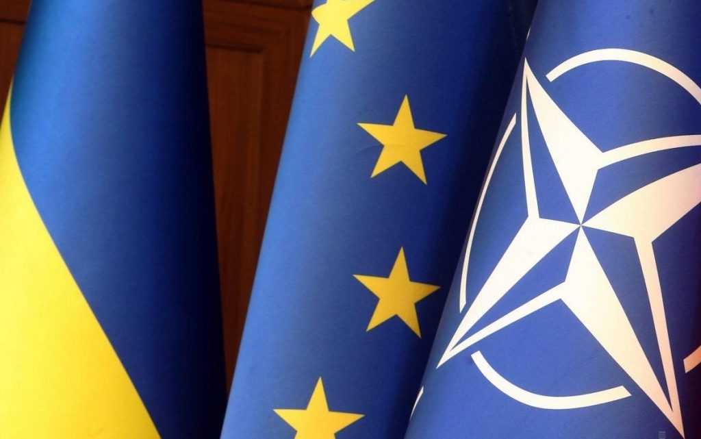 Большинство украинцев поддерживают вступление страны в НАТО и ЕС