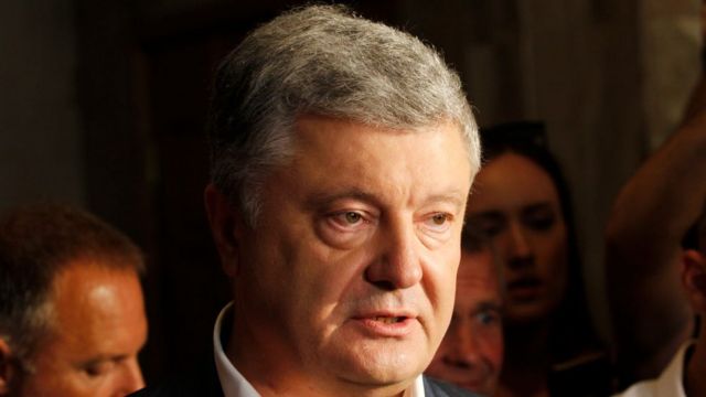 Обвинение потребовало заключить под стражу Порошенко