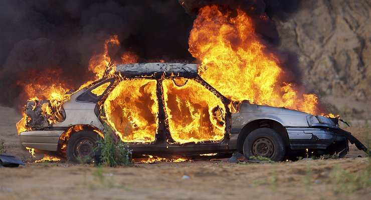 Во Франции в новогоднюю ночь хулиганы сожгли более 870 машин