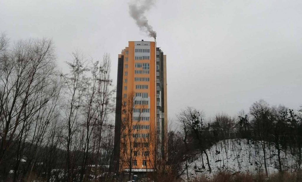 Жители многоэтажки в центре Киева начали отапливаться дровами