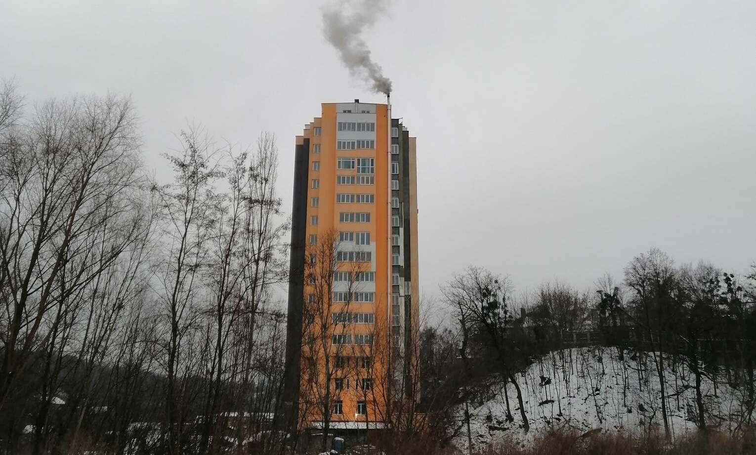 Жители многоэтажки в центре Киева начали отапливаться дровами