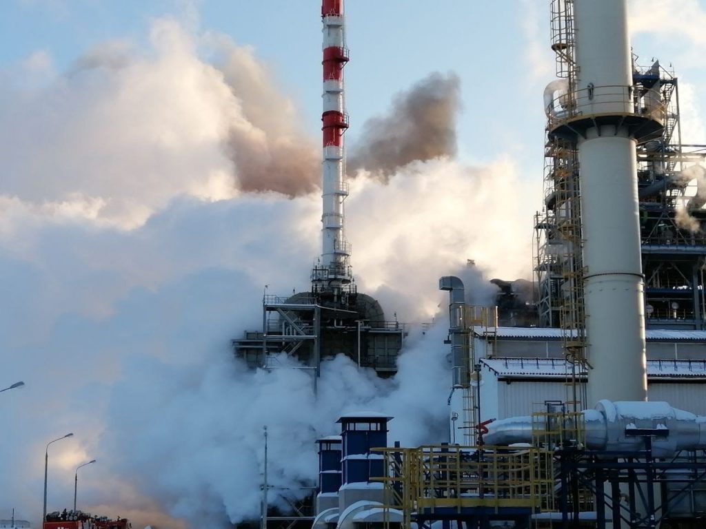 Пожар на российском НПЗ потушен (обновлено)