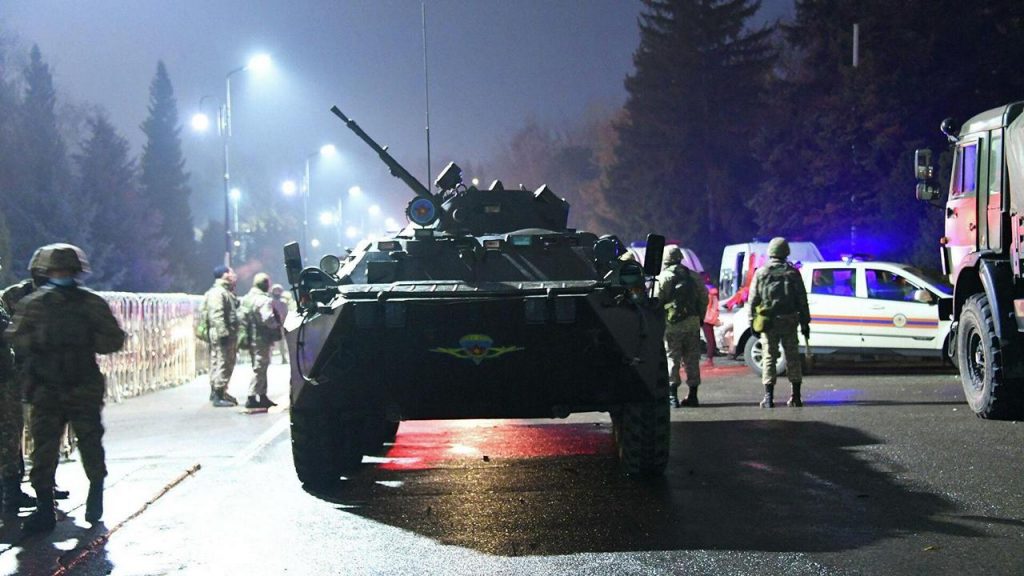 Власти восстановили в Алматы контроль над госучреждениями, но ситуация остается напряженной