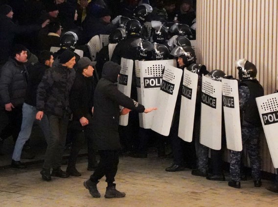 Число погибших при беспорядках в Алмате силовиков достигло до 13, двое из них обезглавлены