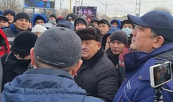 Протестующие требуют встречи с Токаевым, президент просит их образумиться