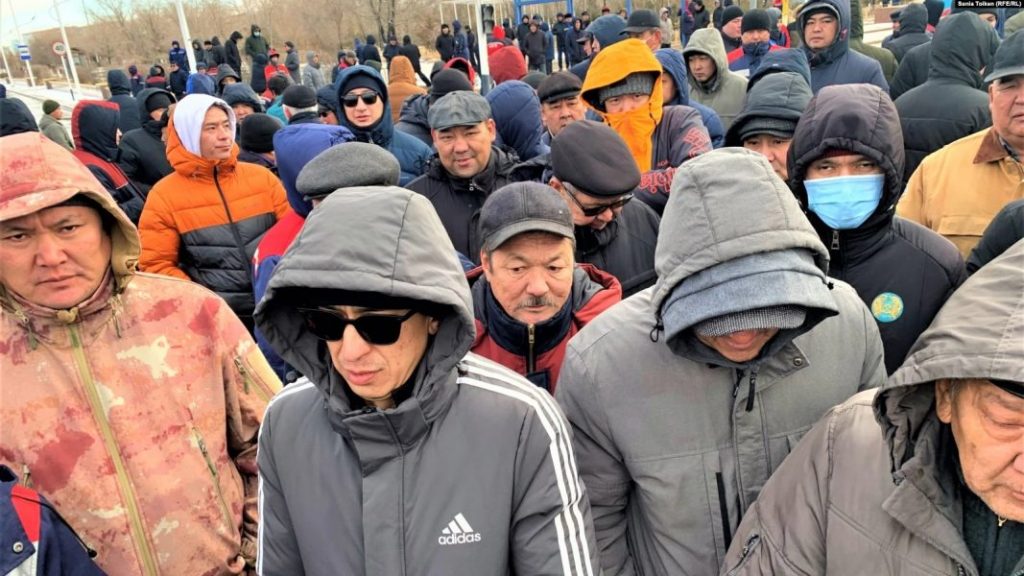 В Казахстане протестующие потребовали отставки правительства