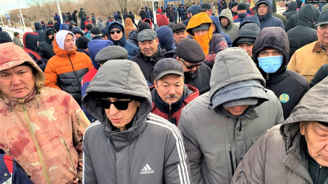 В Казахстане протестующие потребовали отставки правительства