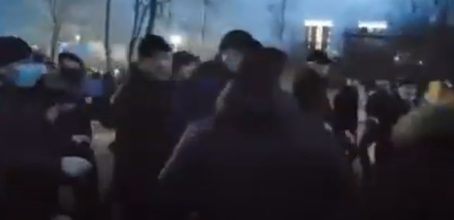 Протестующие пошли на штурм администрации Актау
