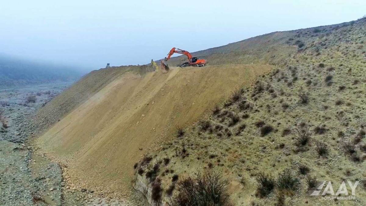 Строительство автомобильной дороги Талыш-Тапгарагоюнлу-санаторий Гашалты идет полным ходом