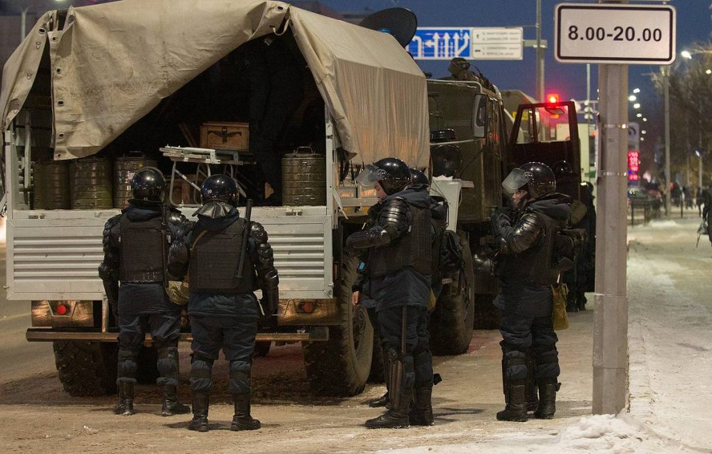 Алматы полностью окружили блокпостами с десятками военных