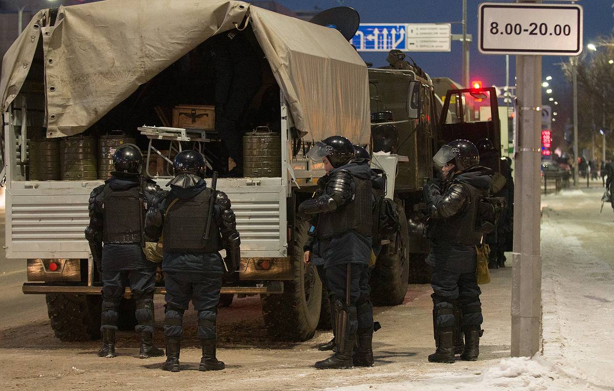 Алматы полностью окружили блокпостами с десятками военных