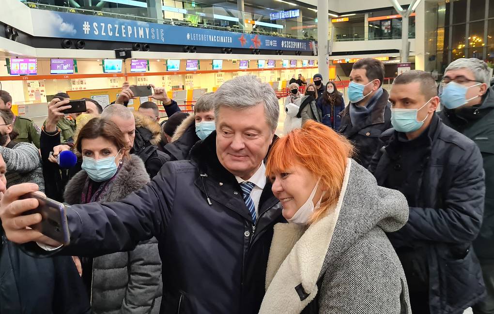 Порошенко прошел паспортный контроль в аэропорту Киева (обновлено)