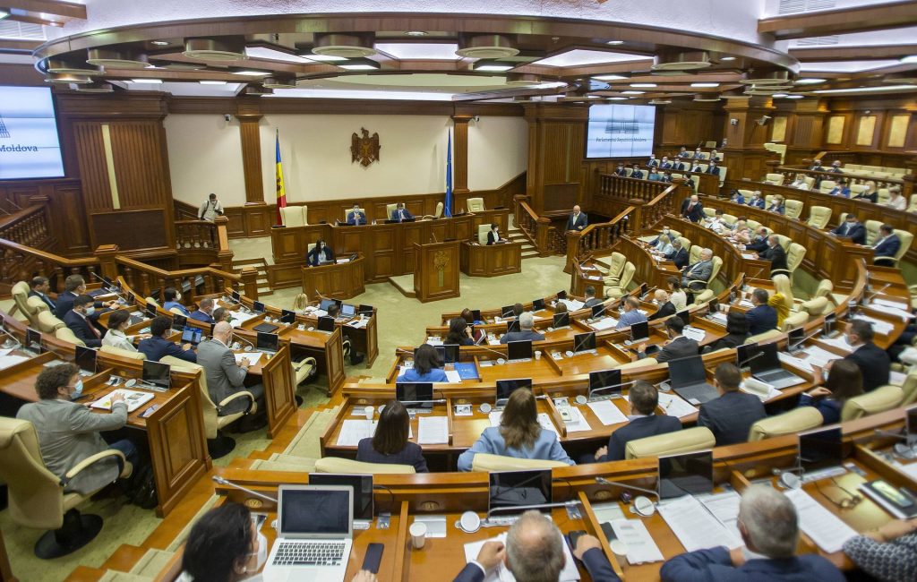 Парламент Молдовы ввел режим ЧП на 60 дней из-за газового кризиса