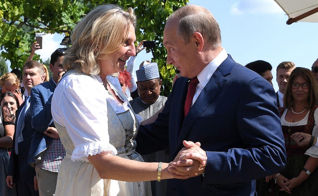 Глава МИД Австрии отказался танцевать с Путиным
