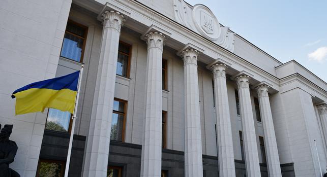 У украинского парламента произошли столкновения, есть пострадавшие (обновлено)