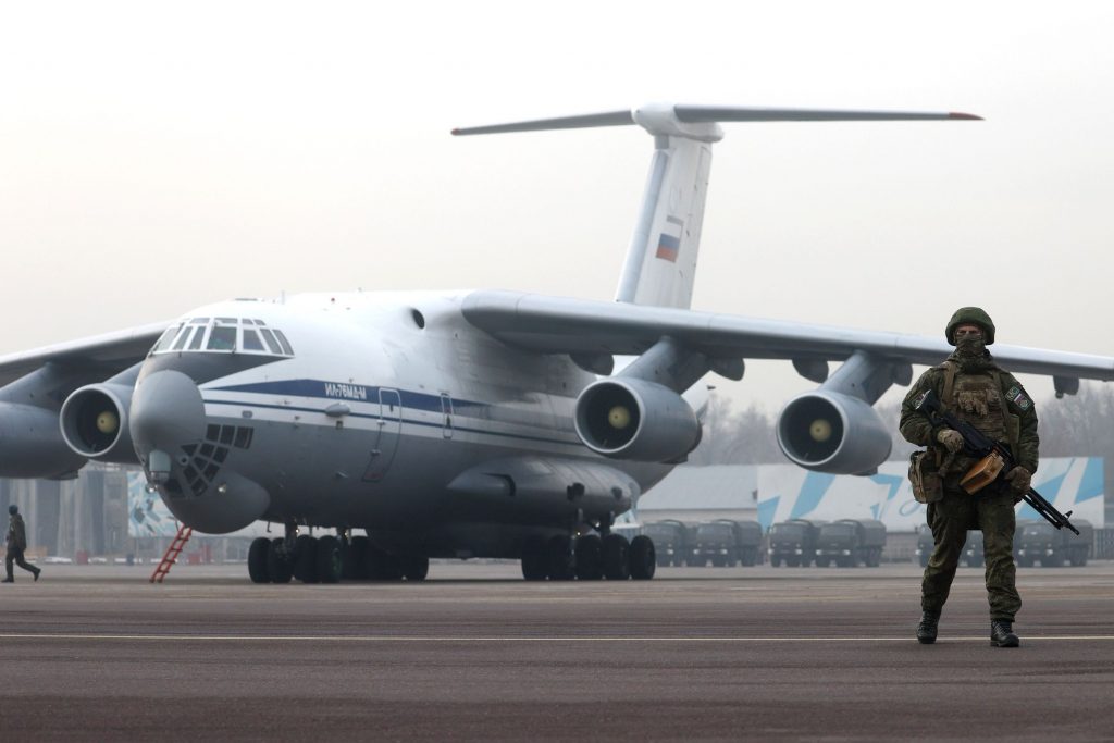 Самолеты с российскими миротворцами прибыли из Казахстана в Подмосковье