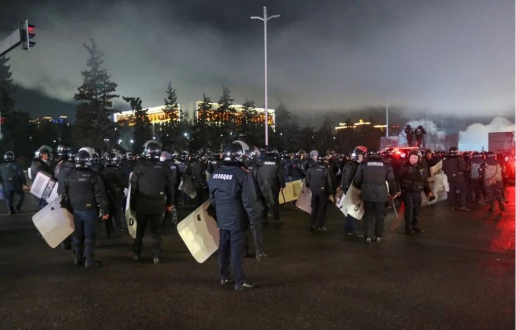 95 правоохранителей пострадали в ходе незаконных акций в Казахстане