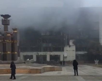 Полностью сгоревший акимат в казахстанском городе Талдыкорган попал на видео