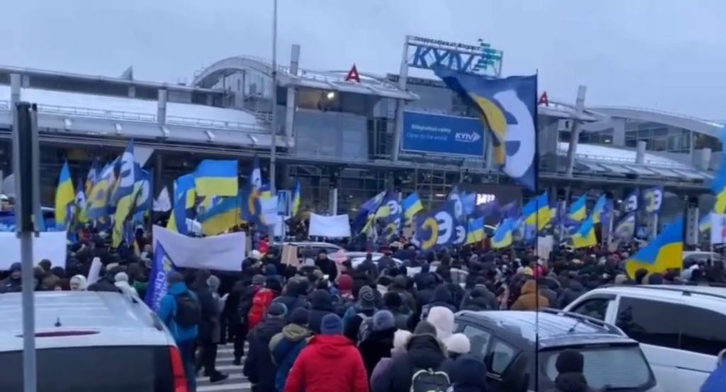 Сторонники Порошенко ждут его в аэропорту в Киеве