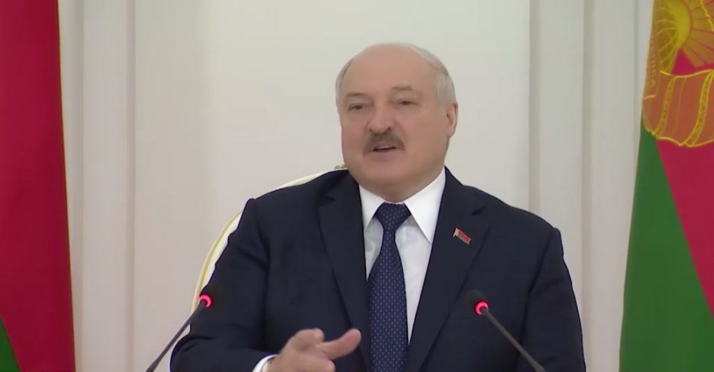 Лукашенко обратился к протестующим в Казахстане: "Надо пойти, стать на колени, извиниться..."