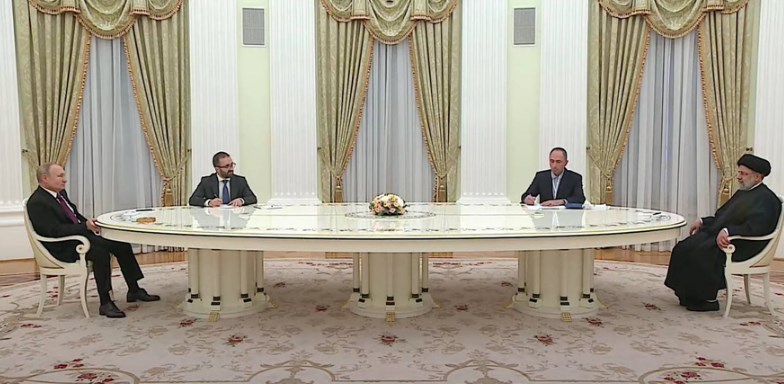 Почему Раиси и Путин сидели на огромном расстоянии друг от друга
