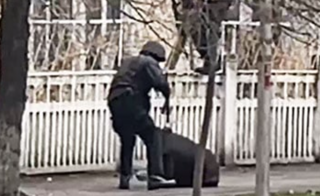 Журналисту "Дождя" стреляли под ноги в Алматы: видео