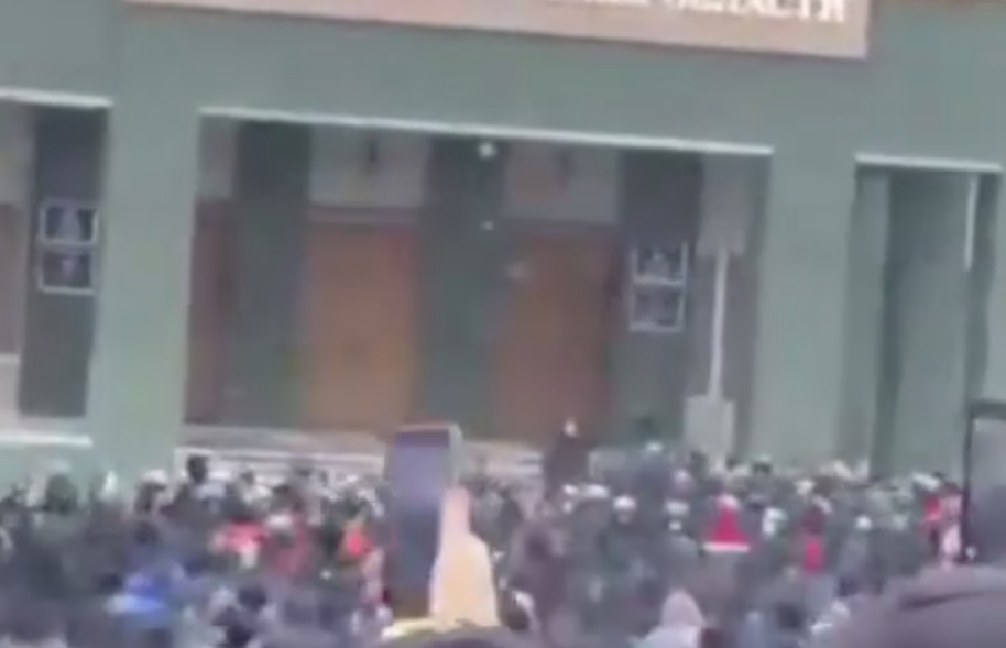 В казахстанском Актобе митингующие попытались взять штурмом здание: видео