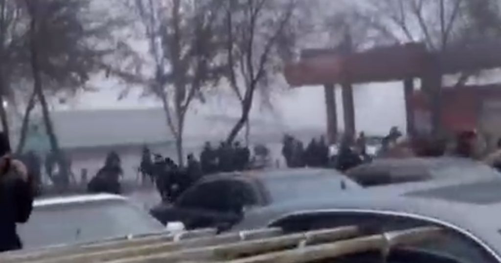 В центре Алматы начались столкновения митингующих и полиции: видео