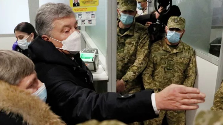 Порошенко прошел паспортный контроль в аэропорту Киева (обновлено)